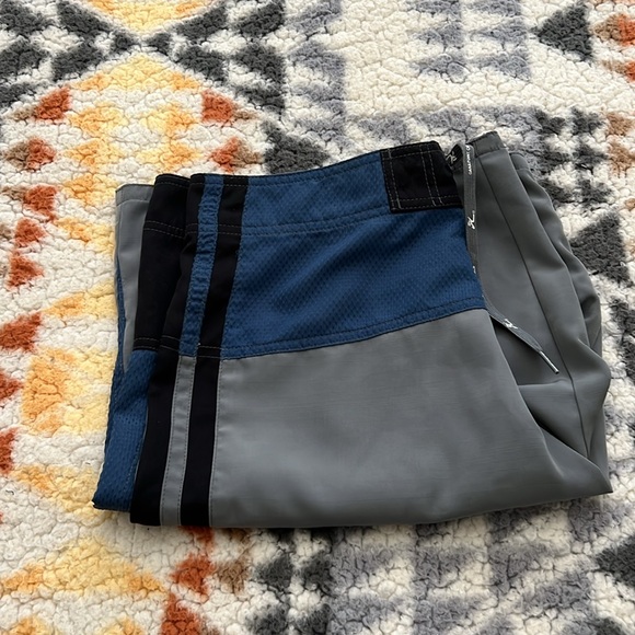 Hobie Men’s size 32 Board shirts. Gray, Blue, and black. Gently worn. - Picture 6 of 8